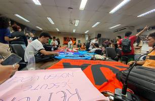 Estudantes da UFPI ocupam reitoria após protestos em busca de melhorias no campus (Foto: Alisson Veloso) Estudantes da UFPI ocupam reitoria após protestos em busca de melhorias no campus (Foto: Alisson Veloso)