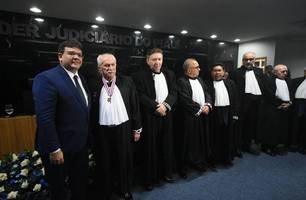 Governador em posse de novo desembargador do TJ-PI (Foto: Reprodução) Governador em posse de novo desembargador do TJ-PI (Foto: Reprodução)
