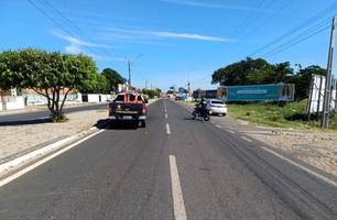 Idoso morre atropelado por motocicleta ao atravessar rua na BR-230 em Floriano (Foto: Reprodução/PRF) Idoso morre atropelado por motocicleta ao atravessar rua na BR-230 em Floriano (Foto: Reprodução/PRF)