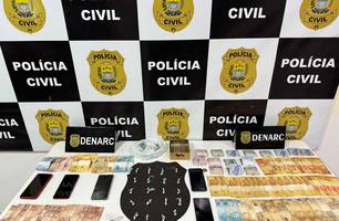 Material apreendido pela polícia (Foto: Reprodução) Material apreendido pela polícia (Foto: Reprodução)