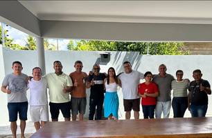 Prefeito se reúne com pré-candidatos a vereadores de Passagem Franca do Piauí (Foto: Reprodução/Instagram) Prefeito se reúne com pré-candidatos a vereadores de Passagem Franca do Piauí (Foto: Reprodução/Instagram)