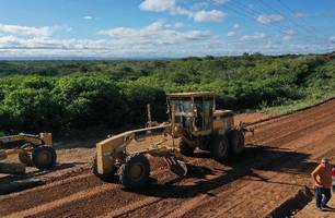 Trator em obras no Piauí (Foto: Conecta Piauí) Trator em obras no Piauí (Foto: Conecta Piauí)