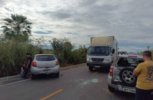 Caminhão usado em obra causa acidente com três carros de passeio em Piauí (Foto: Stefanny Sales / Conecta Piauí) Caminhão usado em obra causa acidente com três carros de passeio em Piauí (Foto: Stefanny Sales / Conecta Piauí)