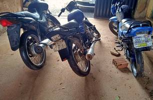 Motos com numeração raspada e sem placa são apreendidas pela Polícia Militar (Foto: Divulgação) Motos com numeração raspada e sem placa são apreendidas pela Polícia Militar (Foto: Divulgação)