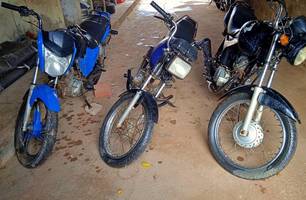 Motos com numeração raspada e sem placa são apreendidas pela Polícia Militar (Foto: Divulgação) Motos com numeração raspada e sem placa são apreendidas pela Polícia Militar (Foto: Divulgação)
