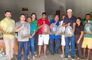 Prefeitura de Campo Maior distribui alevinos de Tambatinga para piscicultores (Foto: Reprodução) Prefeitura de Campo Maior distribui alevinos de Tambatinga para piscicultores (Foto: Reprodução)