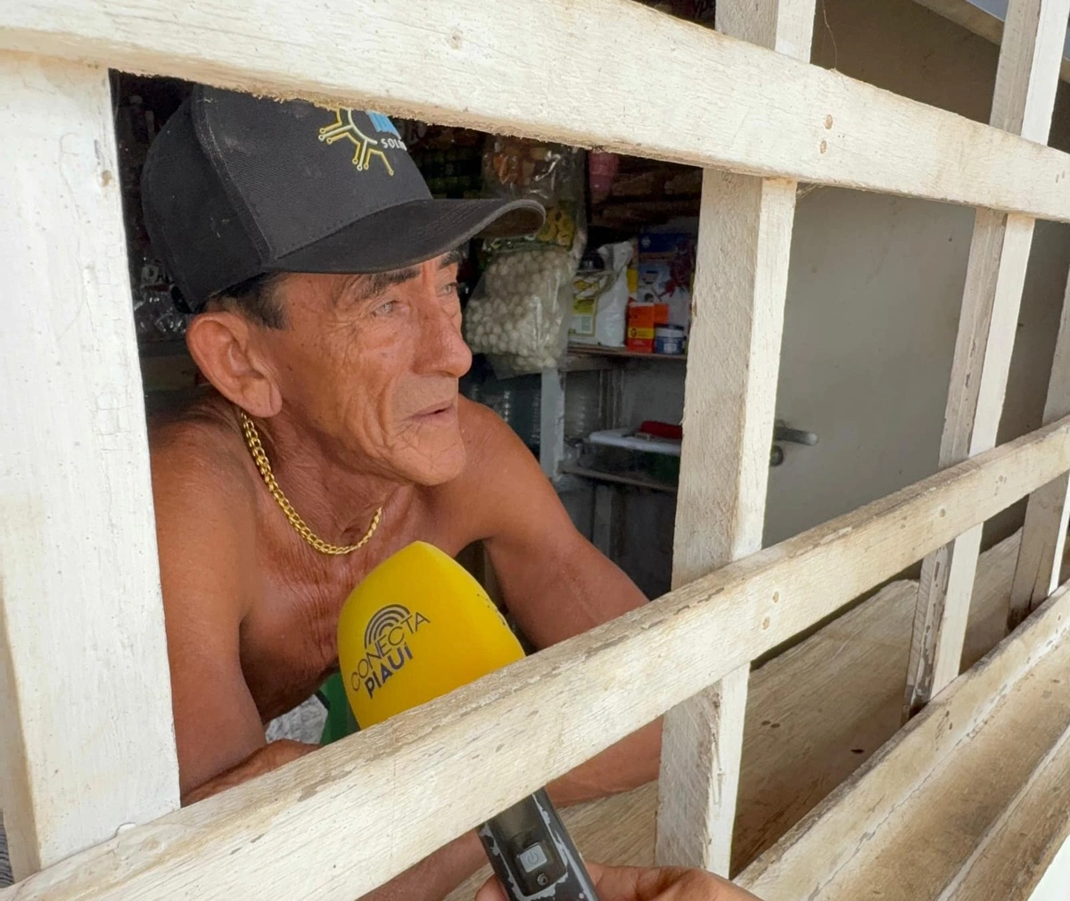 Raimundo Marcos mora ao lado do lixão