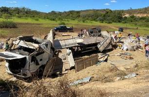 Carreta tomba e saqueador morre esmagado na BR-135 em Santa Luz, interior do Piauí (Foto: PORTAL B1) Carreta tomba e saqueador morre esmagado na BR-135 em Santa Luz, interior do Piauí (Foto: PORTAL B1)