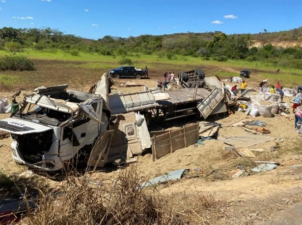 Carreta tomba e saqueador morre esmagado na BR-135 em Santa Luz, interior do Piauí
