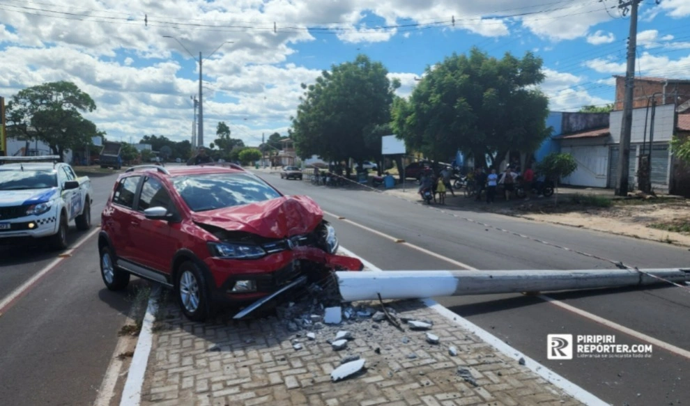 Carro colide e derruba poste em Piripiri