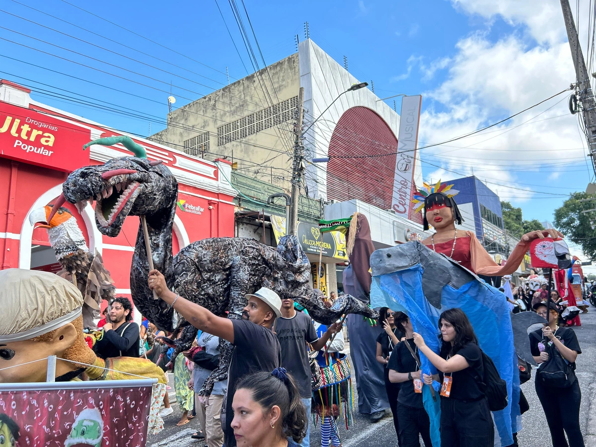 Desfile Cênico abre 5º Festival Internacional de Bonecos do Piauí em Teresina