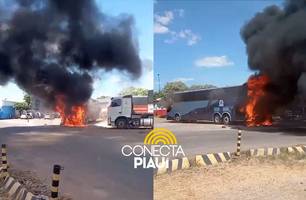 Duas carretas  e um ônibus pegam fogo em posto de combustíveis em Teresina (Foto: Reprodução) Duas carretas  e um ônibus pegam fogo em posto de combustíveis em Teresina (Foto: Reprodução)