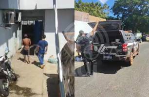 Homem dorme em viatura ao ser conduzido a Central de Flagrantes em Teresina (Foto: Repórter 12/Conecta Piauí) Homem dorme em viatura ao ser conduzido a Central de Flagrantes em Teresina (Foto: Repórter 12/Conecta Piauí)