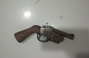 Homem é preso com arma de fogo artesanal em Demerval Lobão (Foto: Reprodução) Homem é preso com arma de fogo artesanal em Demerval Lobão (Foto: Reprodução)