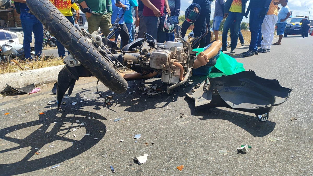 Homem morre após colidir contra caminhão