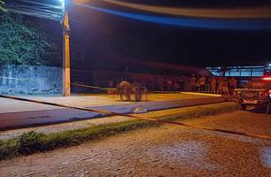 Mulher é executada com vários tiros na frente de casa em Parnaíba (Foto: Reprodução) Mulher é executada com vários tiros na frente de casa em Parnaíba (Foto: Reprodução)