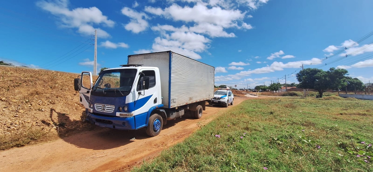 Polícia Militar recupera caminhão roubado em Demerval Lobão