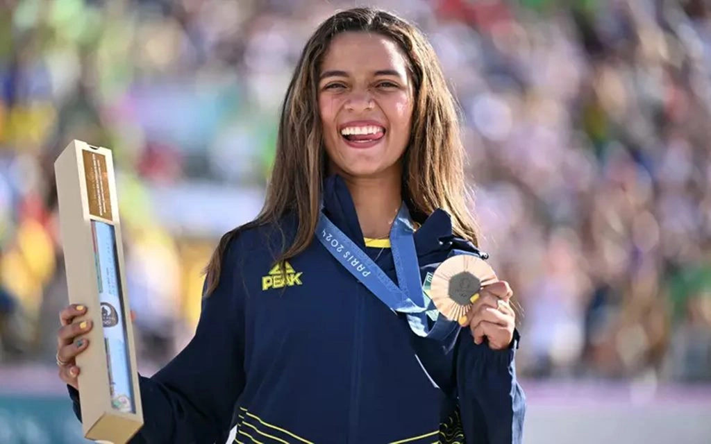 Rayssa Leal no pódio com a medalha de bronze nas Olimpíadas de Paris