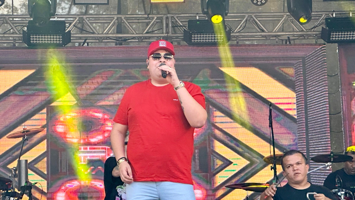 Rey Vaqueiro canta seus sucesssos em Demerval Lobão