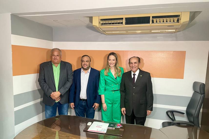 Vanessa Tapety assume cadeira na Assembleia Legislativa do Piauí Vanessa Tapety assume cadeira na Assembleia Legislativa do Piauí