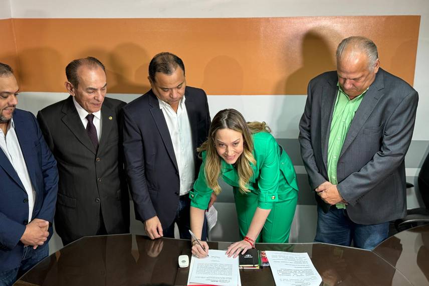 Vanessa Tapety assume cadeira na Assembleia Legislativa do Piauí Vanessa Tapety assume cadeira na Assembleia Legislativa do Piauí