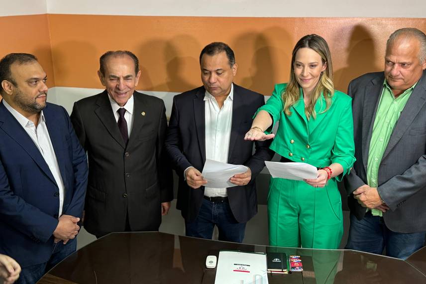 Vanessa Tapety assume cadeira na Assembleia Legislativa do Piauí Vanessa Tapety assume cadeira na Assembleia Legislativa do Piauí