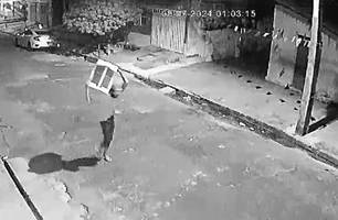 Vídeo flagra homem furtando condensador (Foto: Reprodução) Vídeo flagra homem furtando condensador (Foto: Reprodução)