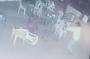 Vídeo mostra o exato momento em que empresário é executado em bar no Piauí (Foto: Reprodução) Vídeo mostra o exato momento em que empresário é executado em bar no Piauí (Foto: Reprodução)