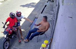 Vídeo: vítima entrega celular com 'tranquilidade' durante assalto em Teresina (Foto: Reprodução) Vídeo: vítima entrega celular com 'tranquilidade' durante assalto em Teresina (Foto: Reprodução)