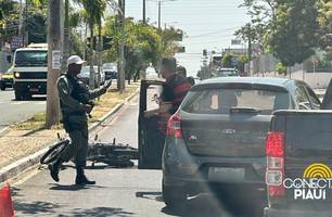 Acidente entre carro e moto deixa trânsito congestionado em avenida de Teresina (Foto: Conecta Piauí) Acidente entre carro e moto deixa trânsito congestionado em avenida de Teresina (Foto: Conecta Piauí)