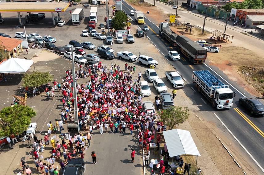 Ao lado de Rafael Fonteles, Camila Barbosa realiza bandeiraço em Lagoa do Piauí Ao lado de Rafael Fonteles, Camila Barbosa realiza bandeiraço em Lagoa do Piauí