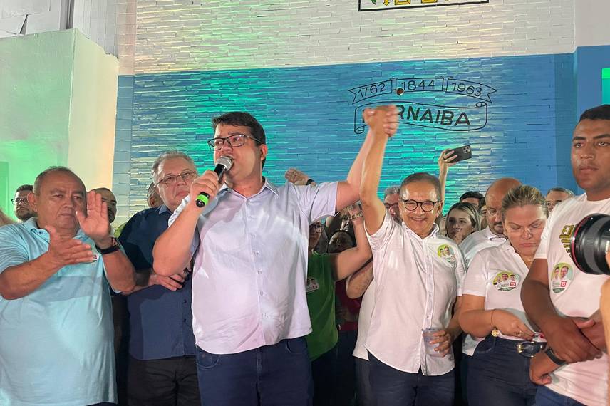 Dr. Hélio realiza inauguração de comitê de campanha em Parnaíba Dr. Hélio realiza inauguração de comitê de campanha em Parnaíba