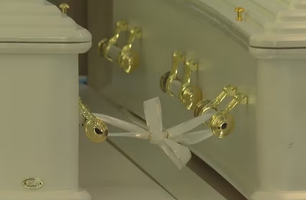 Fita branca e alianças unem caixões de casal vítima de queda de avião em SP (Foto: Reprodução)