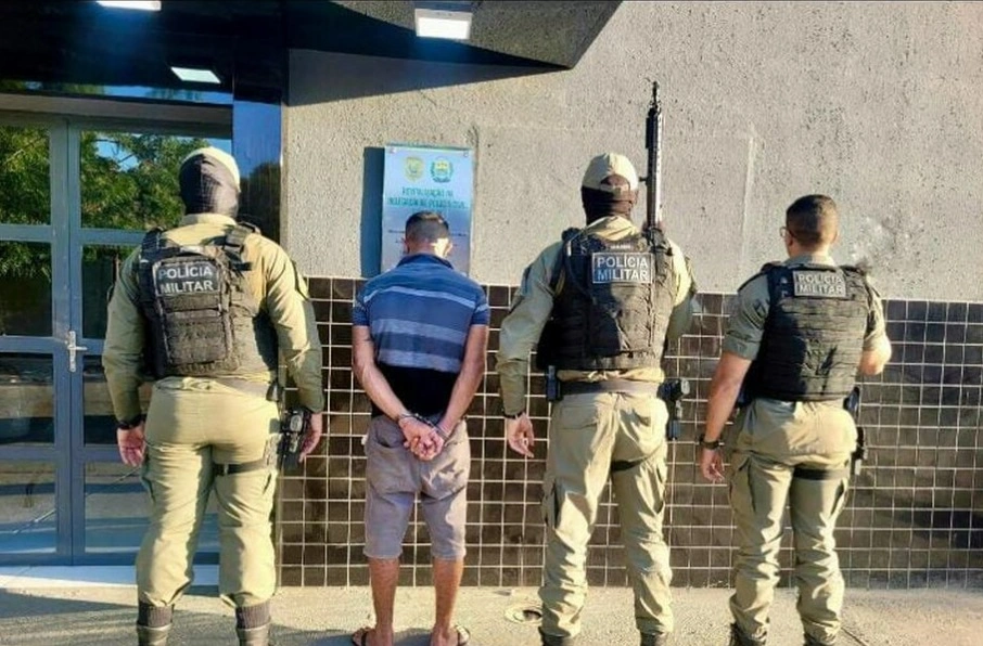 Homem foi preso por tráfico e tentou subornar policiais