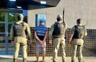 Homem foi preso por tráfico e tentou subornar policiais (Foto: Reprodução) Homem foi preso por tráfico e tentou subornar policiais (Foto: Reprodução)