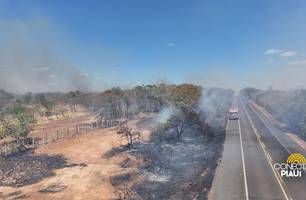 Incêndio na BR-230 entre Floriano e Oeiras (Foto: Conecta Piauí) Incêndio na BR-230 entre Floriano e Oeiras (Foto: Conecta Piauí)