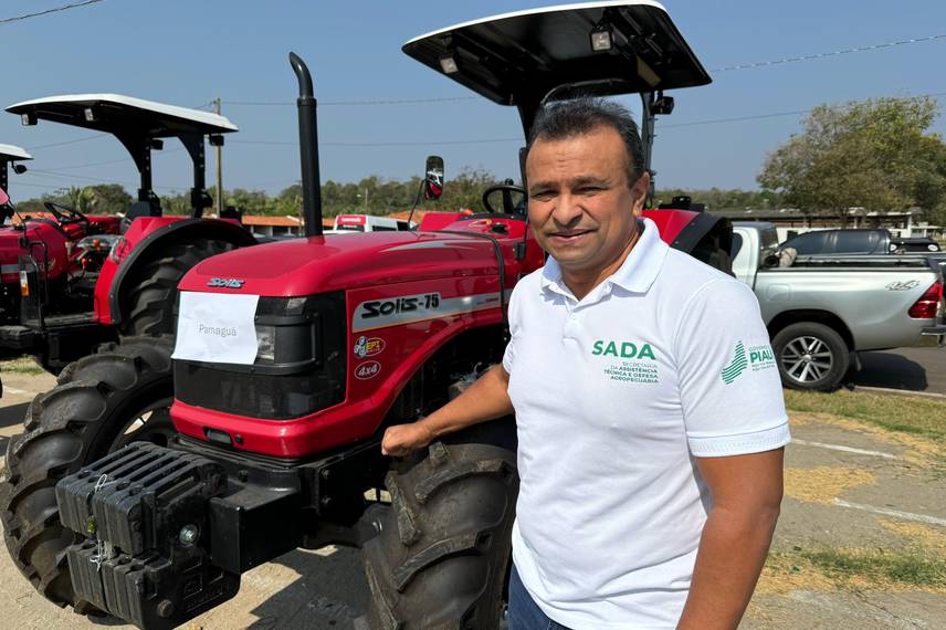 Ministro Wellington Dias entrega 45 tratores para municípios piauienses Ministro Wellington Dias entrega 45 tratores para municípios piauienses