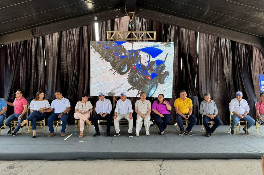 Ministro Wellington Dias entrega 45 tratores para municípios piauienses Ministro Wellington Dias entrega 45 tratores para municípios piauienses