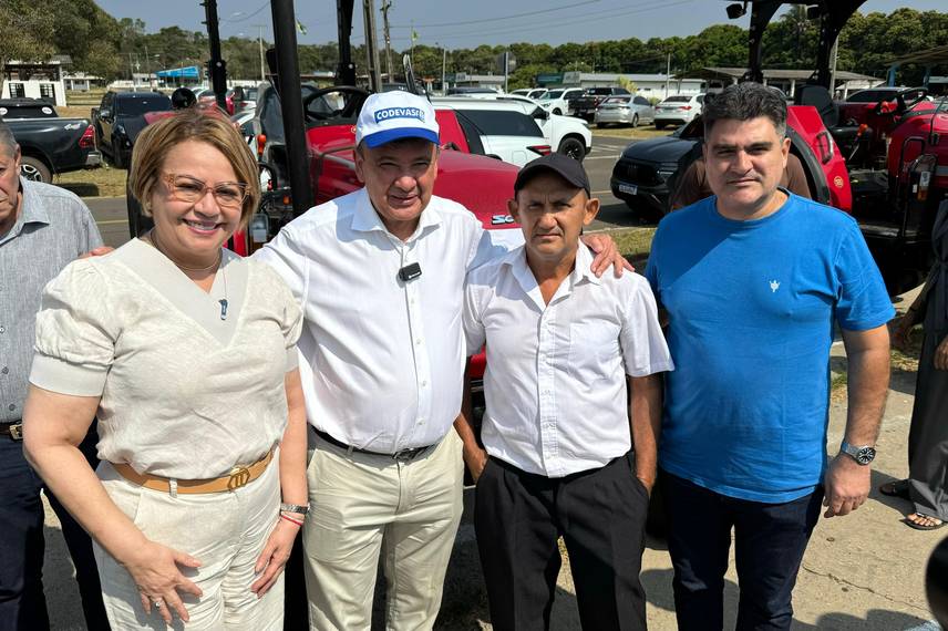 Ministro Wellington Dias entrega 45 tratores para municípios piauienses Ministro Wellington Dias entrega 45 tratores para municípios piauienses