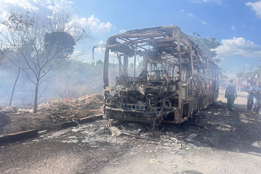 Ônibus fica totalmente destruído após pegar fogo em Teresina Ônibus fica totalmente destruído após pegar fogo em Teresina
