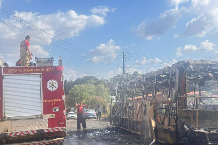 Ônibus fica totalmente destruído após pegar fogo em Teresina Ônibus fica totalmente destruído após pegar fogo em Teresina