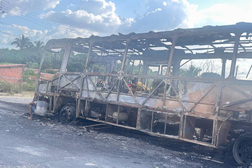 Ônibus fica totalmente destruído após pegar fogo em Teresina Ônibus fica totalmente destruído após pegar fogo em Teresina