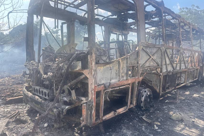 Ônibus fica totalmente destruído após pegar fogo em Teresina Ônibus fica totalmente destruído após pegar fogo em Teresina