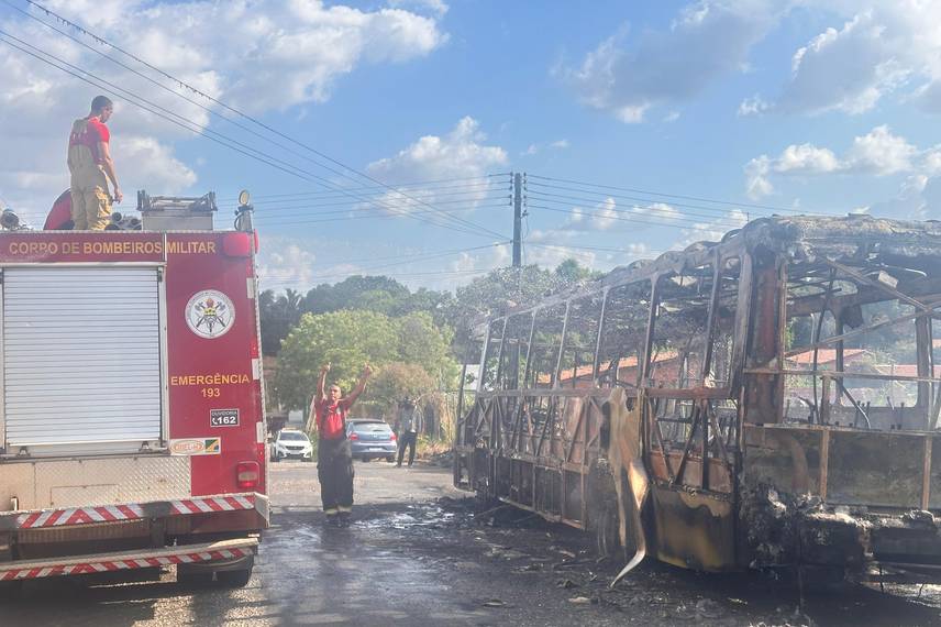 Ônibus fica totalmente destruído após pegar fogo em Teresina Ônibus fica totalmente destruído após pegar fogo em Teresina