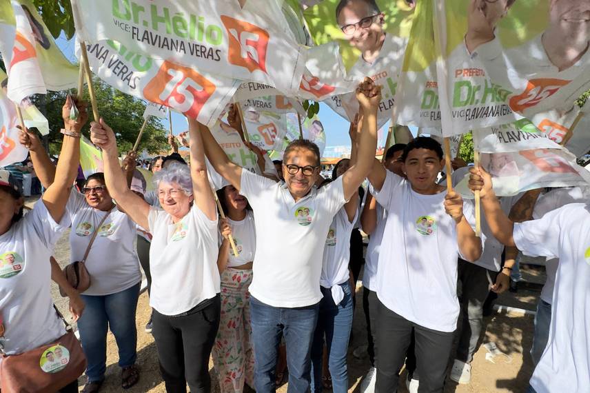 Parnaíba: Dr. Hélio inicia campanha eleitoral com multidão em bandeiraço Parnaíba: Dr. Hélio inicia campanha eleitoral com multidão em bandeiraço