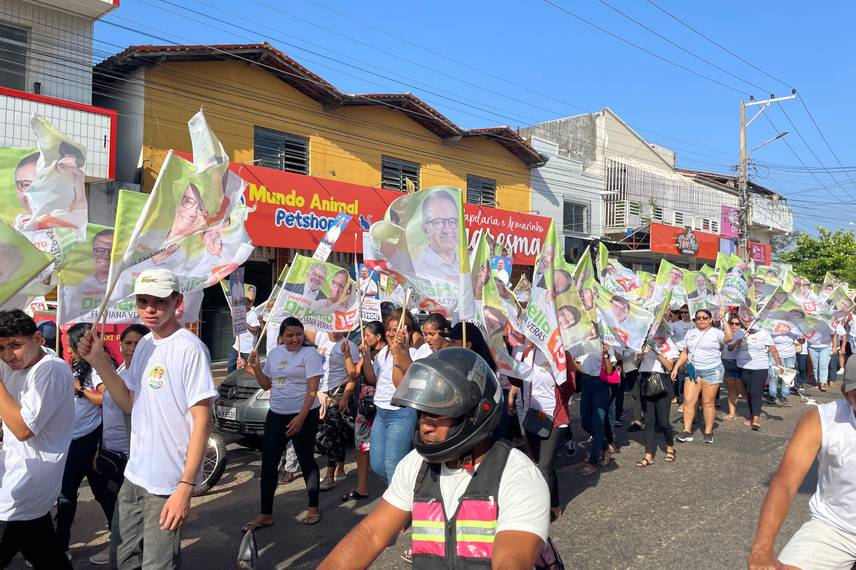 Parnaíba: Dr. Hélio inicia campanha eleitoral com multidão em bandeiraço Parnaíba: Dr. Hélio inicia campanha eleitoral com multidão em bandeiraço
