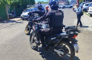Suspeito baleia cidadão ao atirar contra policiais durante perseguição em Teresina (Foto: Repórter 12/Conecta Piauí) Suspeito baleia cidadão ao atirar contra policiais durante perseguição em Teresina (Foto: Repórter 12/Conecta Piauí)