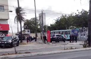 Bomba caseira é achada dentro de ônibus em Fortaleza e polícia remove (Foto: Reprodução)