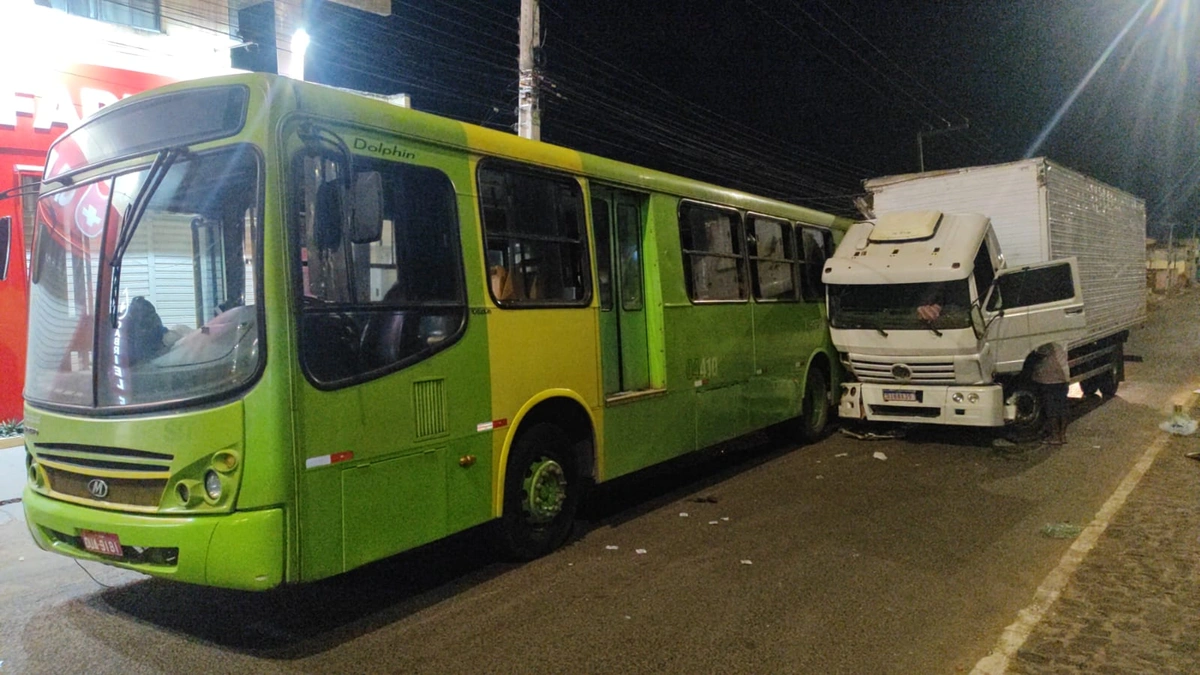 Caminhão bate em traseira de ônibus após pneu estourar na zona Sul de Teresina