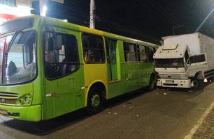Caminhão bate em traseira de ônibus após pneu estourar na zona Sul de Teresina (Foto: Repórter 12/Conecta Piauí)